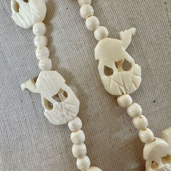Vintage Boho Cream Mini camel Carved beaded  necklace - Picture 3 of 8